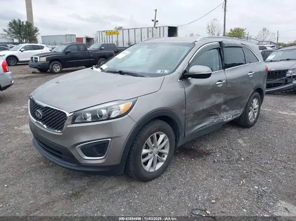 5XYPGDA33JG411656 2018 KIA SORENTO - Image 2