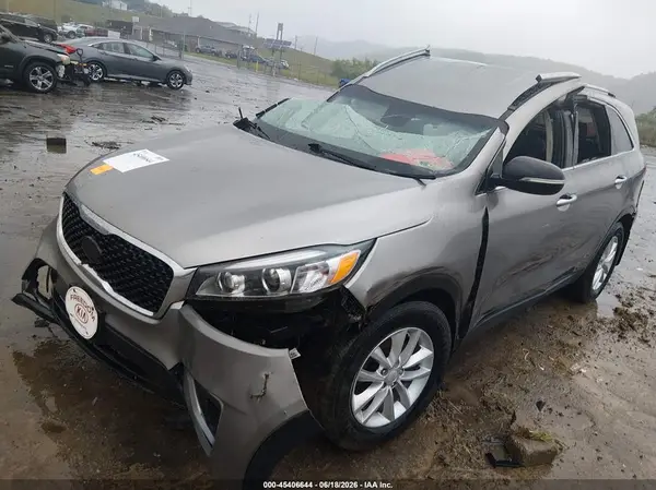 5XYPGDA33JG425203 2018 KIA SORENTO - Image 2