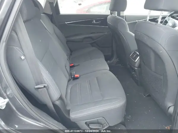 5XYPGDA33KG444450 2019 KIA SORENTO - Image 8