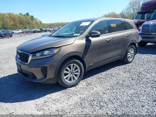 5XYPGDA33KG451818 2019 KIA SORENTO - Image 2