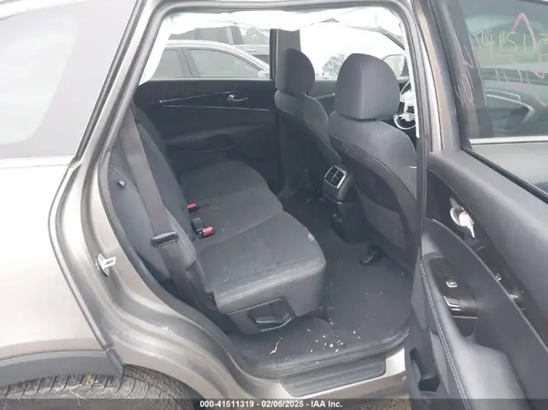 5XYPGDA33KG508972 2019 KIA SORENTO - Image 8
