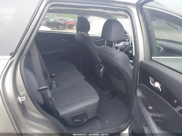 5XYPGDA33KG536819 2019 KIA SORENTO - Image 8