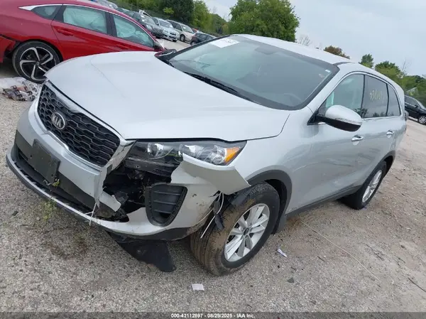 5XYPGDA33KG560506 2019 KIA SORENTO - Image 2