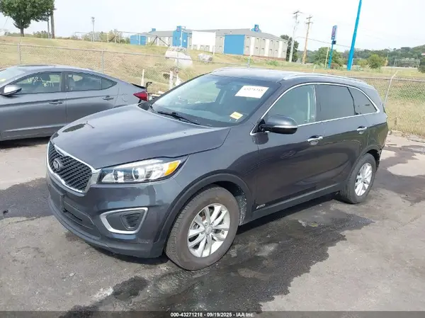 5XYPGDA34GG075850 2016 KIA SORENTO - Image 2