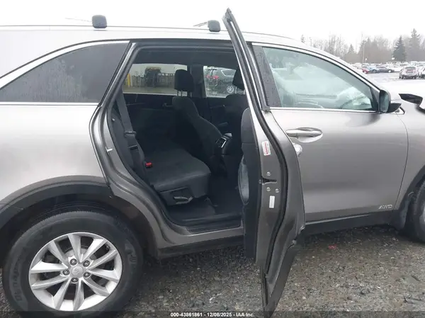5XYPGDA34HG231449 2017 KIA SORENTO - Image 8