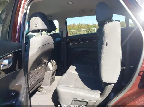 5XYPGDA34HG256335 2017 KIA SORENTO - Image 8