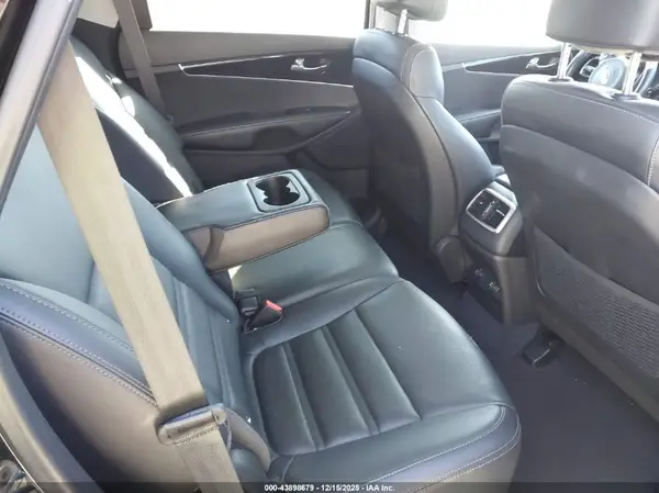 5XYPGDA34HG275077 2017 KIA SORENTO - Image 8