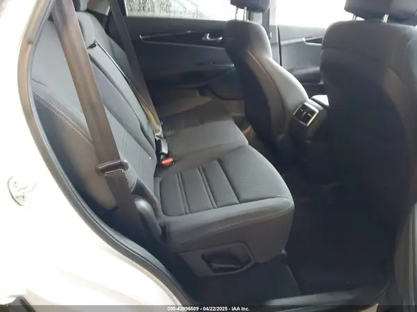 5XYPGDA34HG283261 2017 KIA SORENTO - Image 8