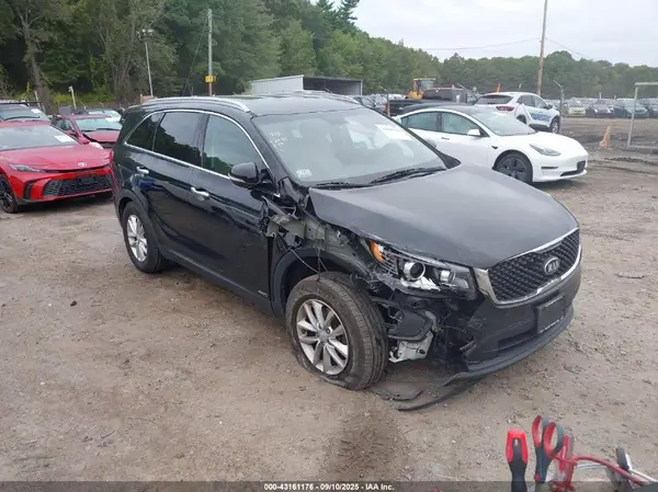 5XYPGDA34HG284135 2017 KIA SORENTO - Image 1