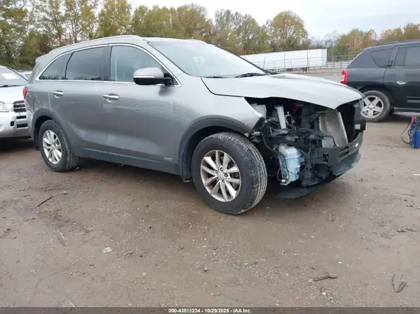 5XYPGDA34JG427381 2018 KIA SORENTO - Image 1