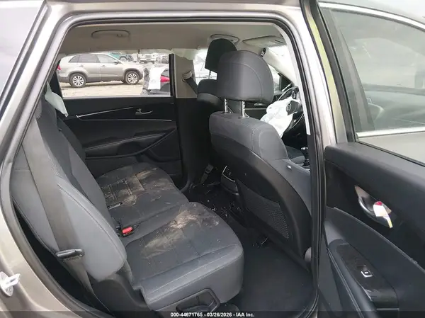 5XYPGDA35HG260281 2017 KIA SORENTO - Image 8