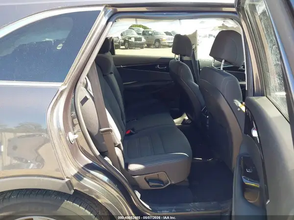 5XYPGDA35HG275606 2017 KIA SORENTO - Image 8