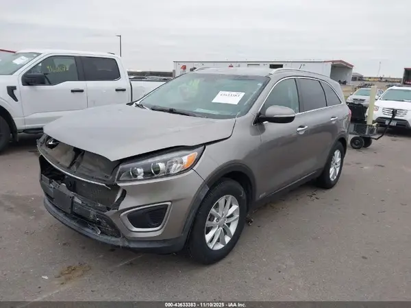 5XYPGDA35HG301136 2017 KIA SORENTO - Image 2