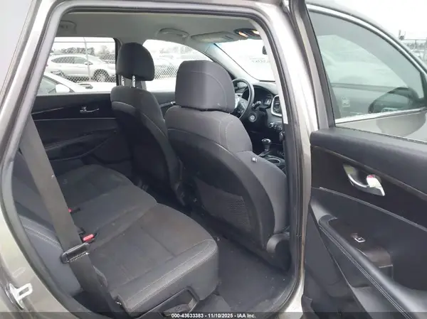 5XYPGDA35HG301136 2017 KIA SORENTO - Image 8