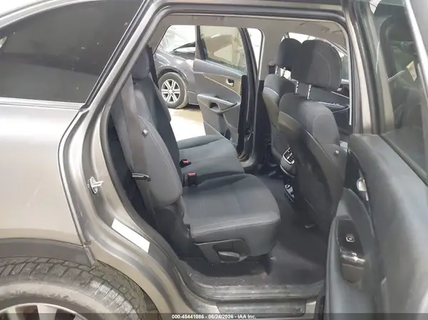 5XYPGDA35HG335142 2017 KIA SORENTO - Image 8