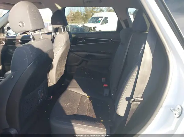 5XYPGDA35JG341562 2018 KIA SORENTO - Image 8
