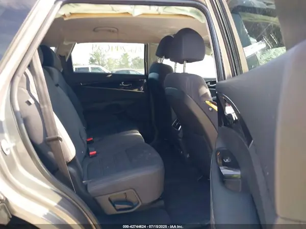 5XYPGDA35JG407334 2018 KIA SORENTO - Image 8