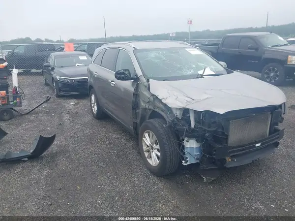 5XYPGDA35KG438942 2019 KIA SORENTO - Image 1