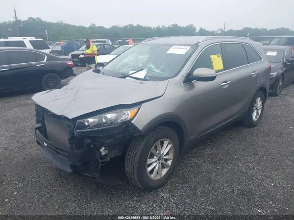 5XYPGDA35KG438942 2019 KIA SORENTO - Image 2
