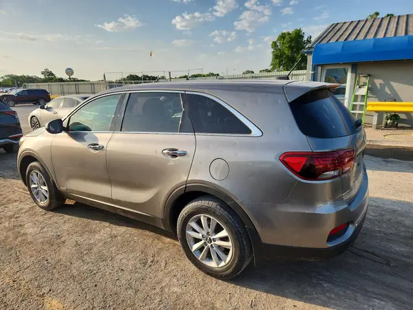 5XYPGDA35KG500632 2019 KIA SORENTO - Image 2