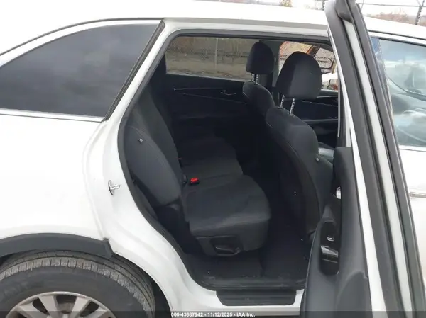 5XYPGDA35KG574925 2019 KIA SORENTO - Image 8