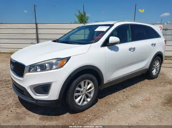 5XYPGDA36HG328216 2017 KIA SORENTO - Image 2