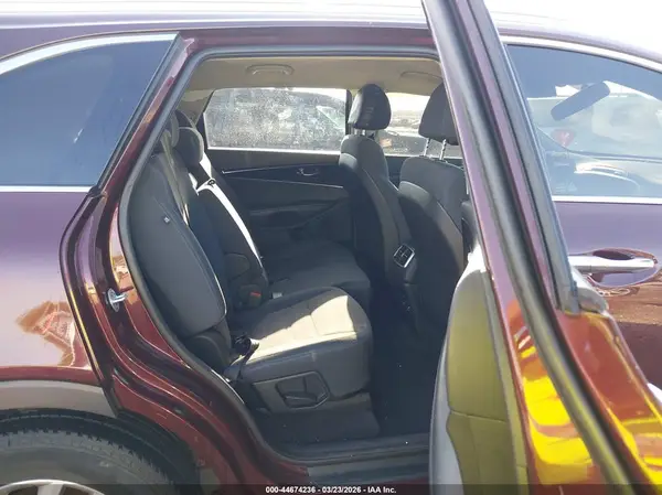 5XYPGDA36JG425065 2018 KIA SORENTO - Image 8