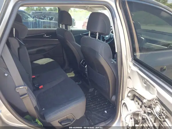 5XYPGDA37HG203340 2017 KIA SORENTO - Image 8