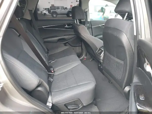 5XYPGDA37HG270827 2017 KIA SORENTO - Image 8