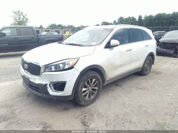 5XYPGDA38GG110289 2016 KIA SORENTO - Image 2