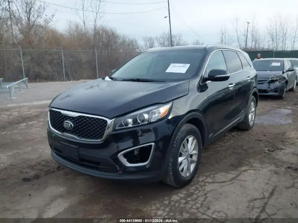 5XYPGDA38HG267323 2017 KIA SORENTO - Image 2