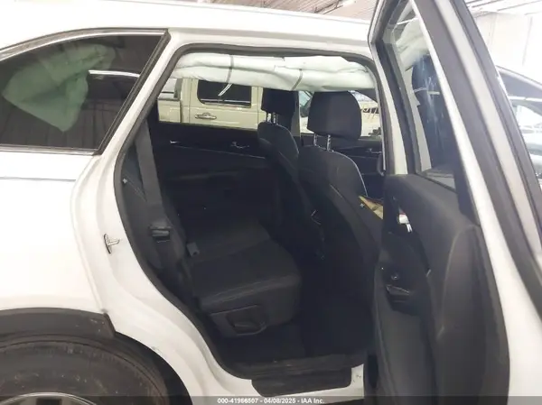 5XYPGDA38HG281058 2017 KIA SORENTO - Image 8
