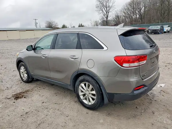 5XYPGDA39GG107479 2016 KIA SORENTO - Image 2