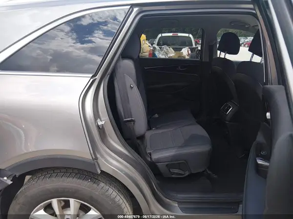 5XYPGDA39HG289119 2017 KIA SORENTO - Image 8