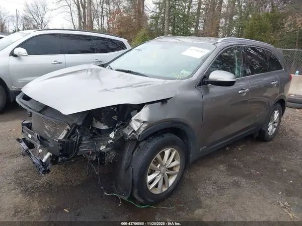 5XYPGDA39JG425738 2018 KIA SORENTO - Image 2