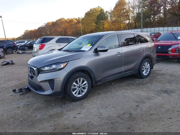 5XYPGDA39KG473807 2019 KIA SORENTO - Image 2