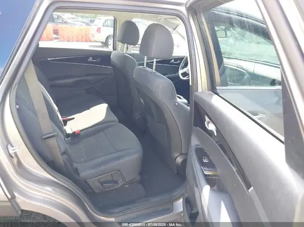 5XYPGDA39KG526604 2019 KIA SORENTO - Image 8