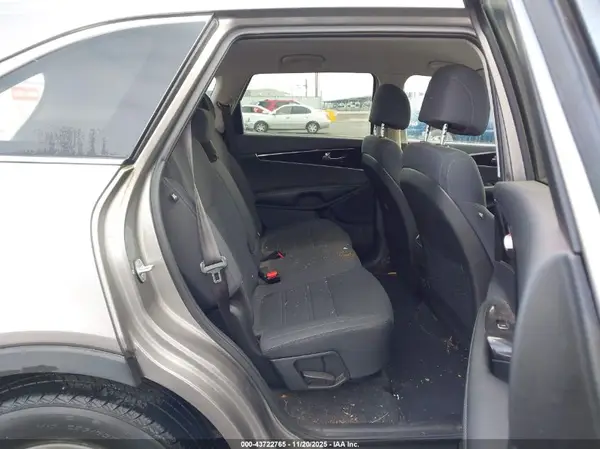 5XYPGDA3XHG284687 2017 KIA SORENTO - Image 8