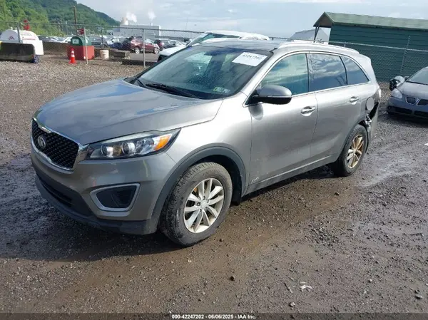 5XYPGDA3XHG303917 2017 KIA SORENTO - Image 2
