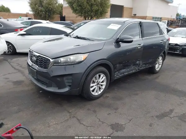 5XYPGDA3XKG526370 2019 KIA SORENTO - Image 2
