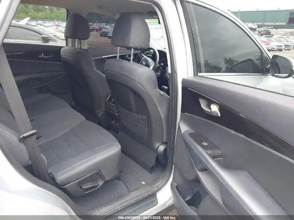 5XYPGDA3XKG569221 2019 KIA SORENTO - Image 8