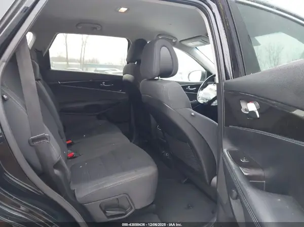 5XYPGDA50GG155907 2016 KIA SORENTO - Image 8