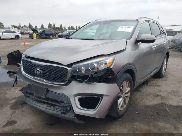 5XYPGDA50GG158161 2016 KIA SORENTO - Image 2