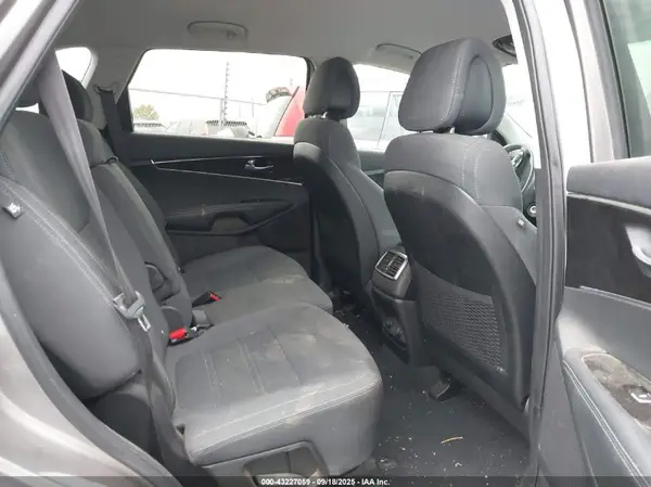5XYPGDA50GG158161 2016 KIA SORENTO - Image 8