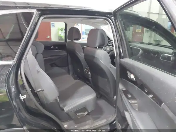 5XYPGDA50HG210471 2017 KIA SORENTO - Image 8