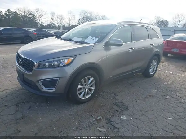 5XYPGDA50HG333140 2017 KIA SORENTO - Image 2
