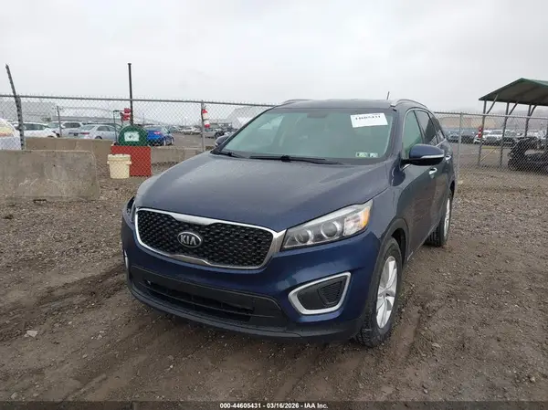 5XYPGDA50JG413673 2018 KIA SORENTO - Image 2