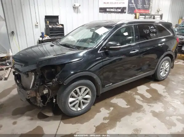 5XYPGDA50JG414113 2018 KIA SORENTO - Image 2
