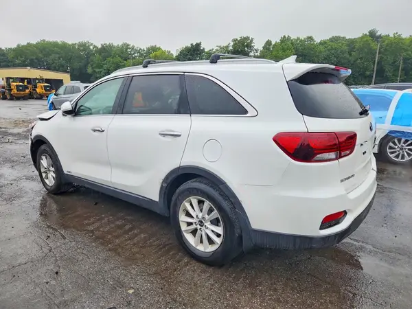 5XYPGDA50KG477634 2019 KIA SORENTO - Image 2