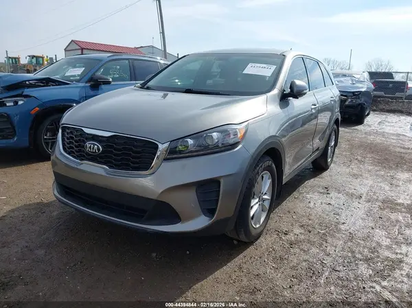 5XYPGDA50KG551909 2019 KIA SORENTO - Image 2